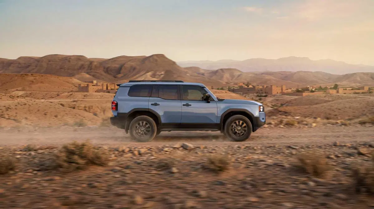 Toyota Land Cruiser 250 2026: la Icon per il fango, la Premium per il lusso. Ecco cosa cambia
