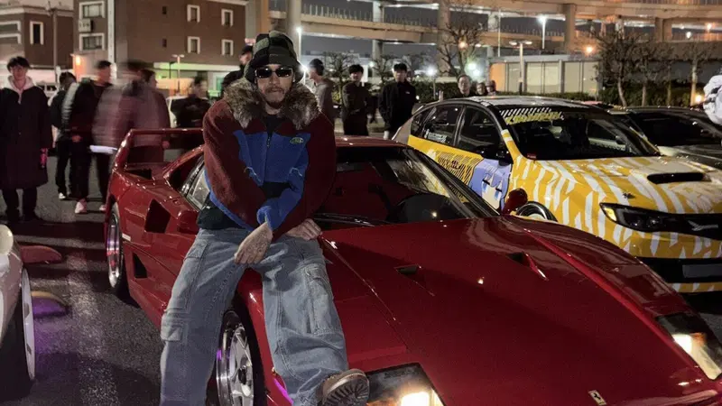 Hamilton sorprende tutti a Tokyo: in borghese a un raduno segreto con la Ferrari F40