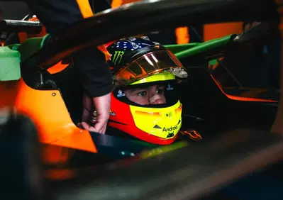 Leonardo Fornaroli incanta McLaren al debutto in F1 con la MCL60: “Sensazione incredibile”