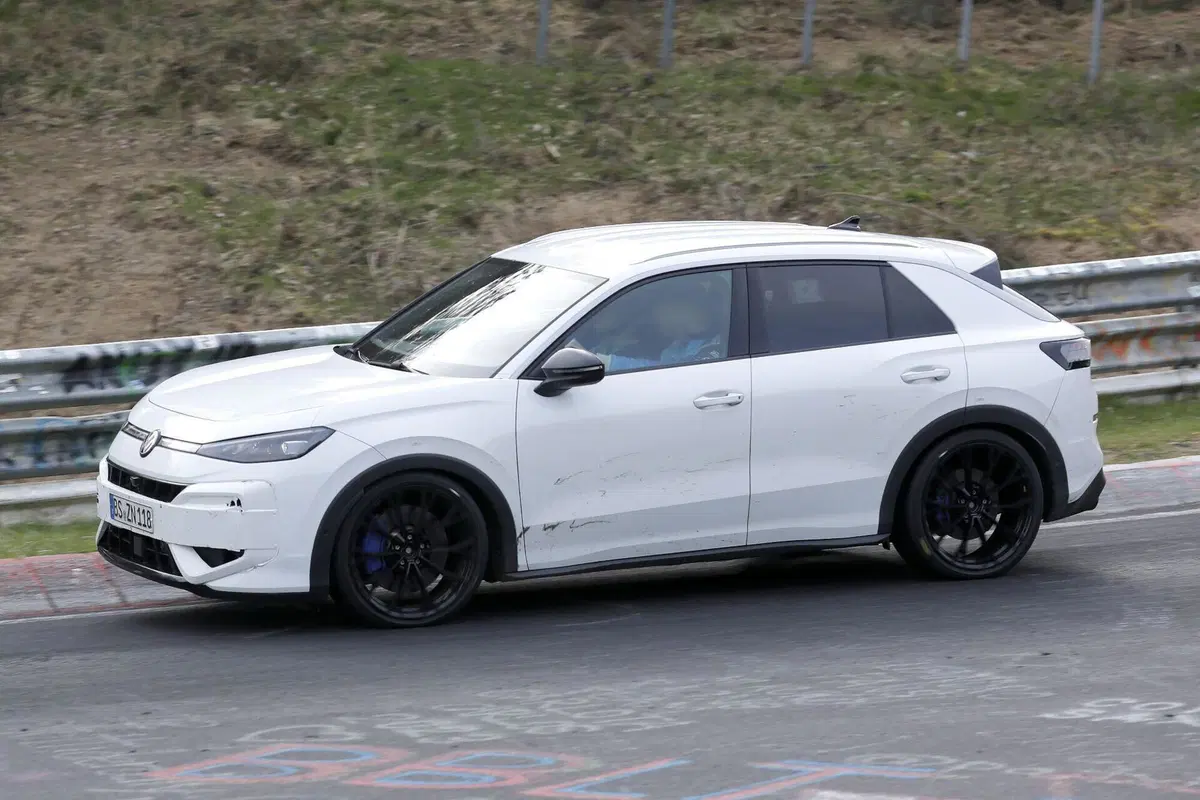 Volkswagen T-Roc R 2027: più potente, più efficiente, il SUV sportivo si rinnova (5)