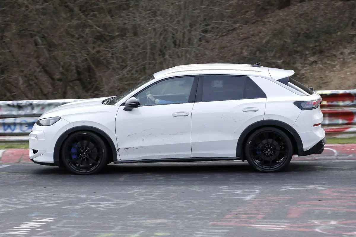 Volkswagen T-Roc R 2027: più potente, più efficiente, il SUV sportivo si rinnova (6)