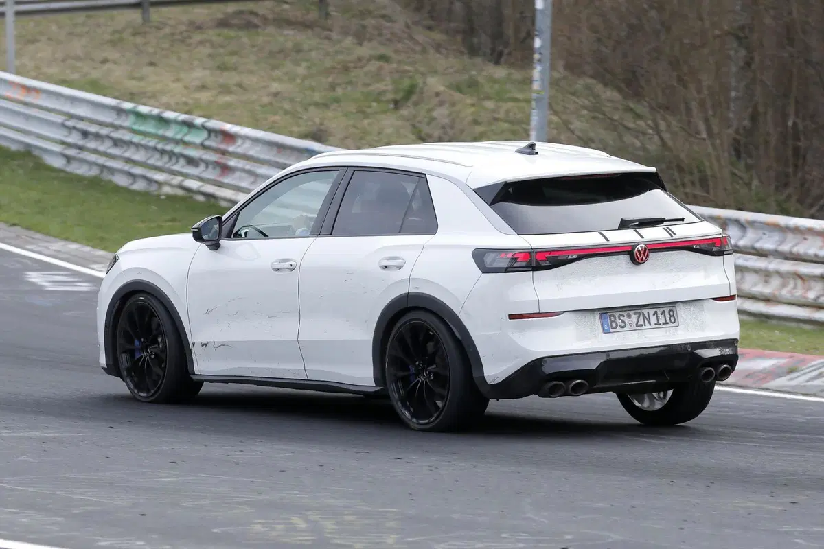 Volkswagen T-Roc R 2027: più potente, più efficiente, il SUV sportivo si rinnova (7)