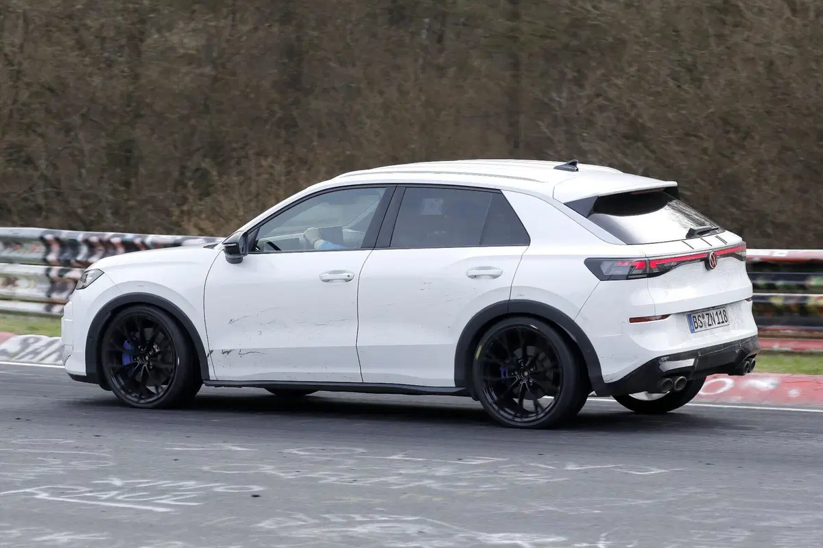 Volkswagen T-Roc R 2027: più potente, più efficiente, il SUV sportivo si rinnova (8)