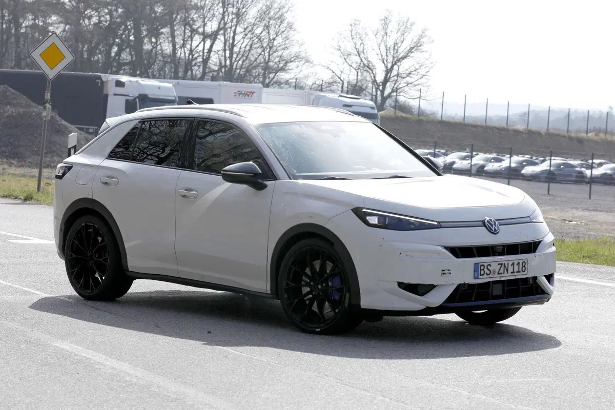 Volkswagen T-Roc R 2027: più potente, più efficiente, il SUV sportivo si rinnova (12)