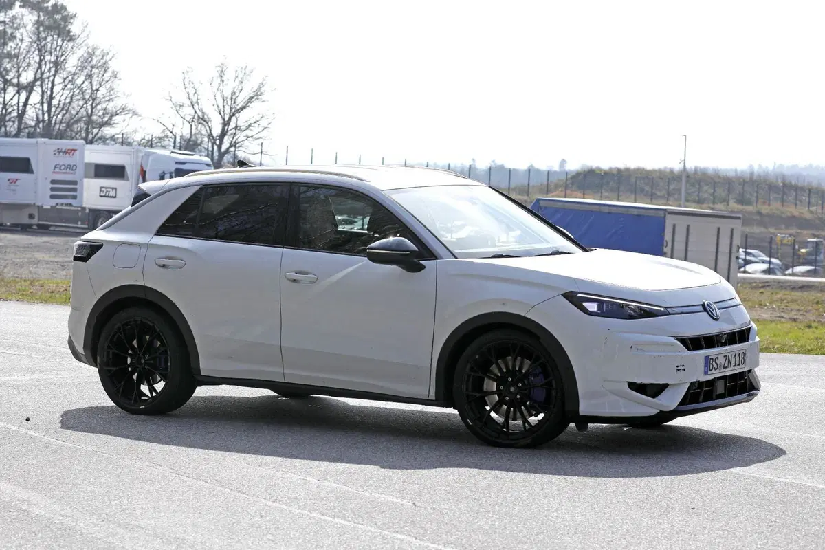 Volkswagen T-Roc R 2027: più potente, più efficiente, il SUV sportivo si rinnova (14)