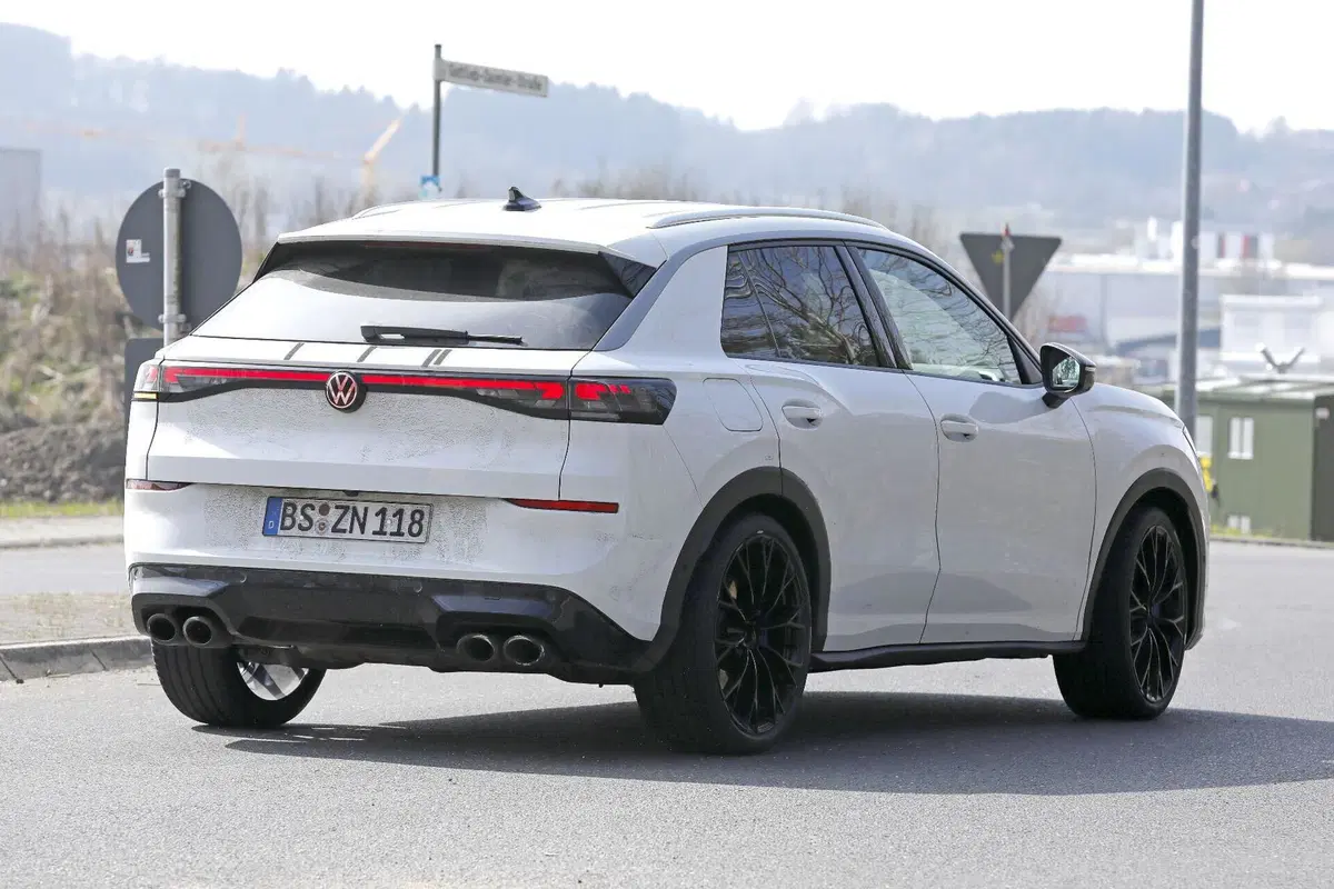Volkswagen T-Roc R 2027: più potente, più efficiente, il SUV sportivo si rinnova (17)