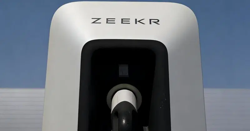 Geely risponde a BYD: ricarica da record, 500 km in 5 minuti con i nuovi supercharger Zeekr