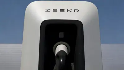 Geely risponde a BYD: ricarica da record, 500 km in 5 minuti con i nuovi supercharger Zeekr