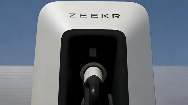 Geely risponde a BYD: ricarica da record, 500 km in 5 minuti con i nuovi supercharger Zeekr