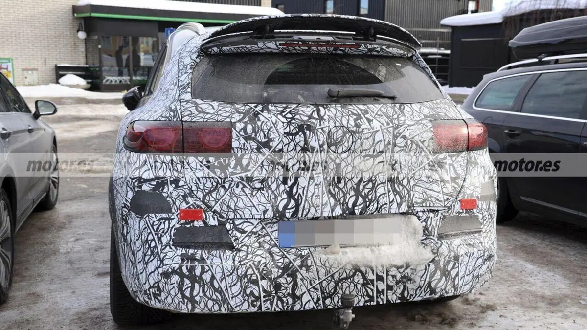 Mercedes-AMG GLC 53 elettrica: il SUV sportivo a batteria si mostra nei test su strada