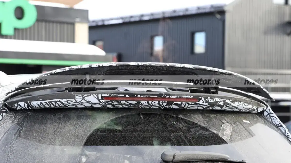 Mercedes-AMG GLC 53 elettrica: il SUV sportivo a batteria si mostra nei test su strada (2)