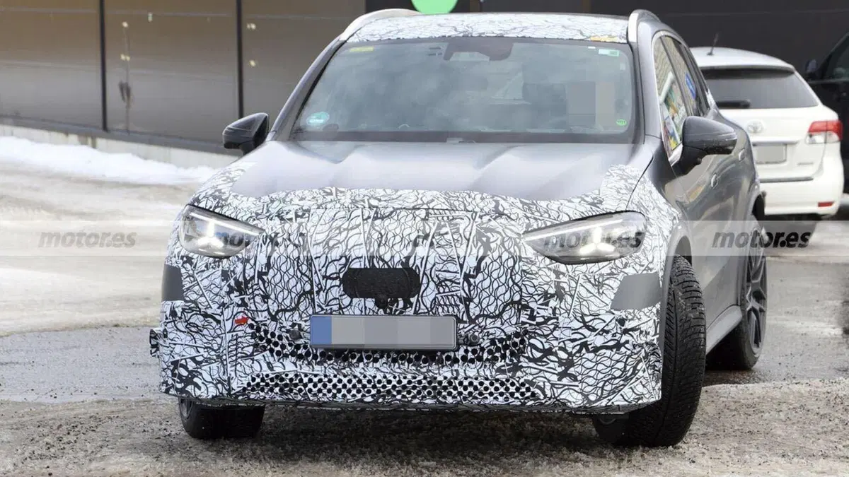 Mercedes-AMG GLC 53 elettrica: il SUV sportivo a batteria si mostra nei test su strada (5)