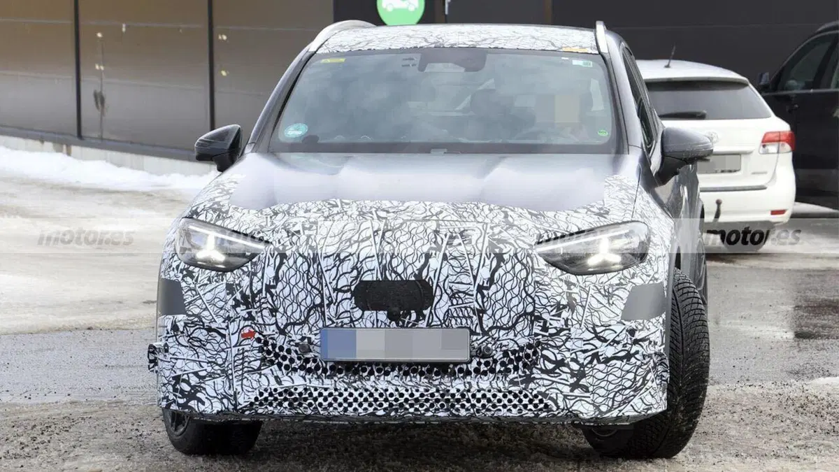 Mercedes-AMG GLC 53 elettrica: il SUV sportivo a batteria si mostra nei test su strada (6)