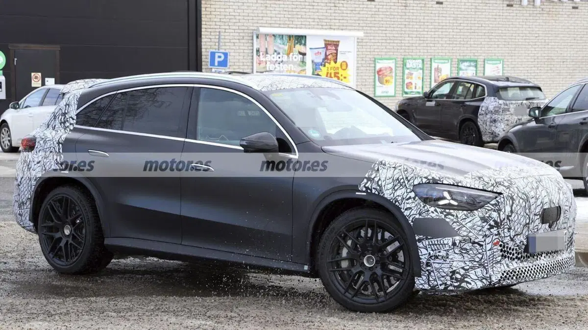 Mercedes-AMG GLC 53 elettrica: il SUV sportivo a batteria si mostra nei test su strada (9)