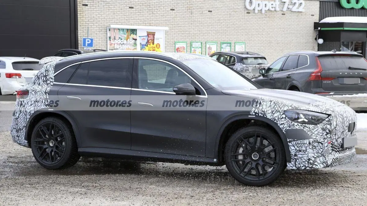 Mercedes-AMG GLC 53 elettrica: il SUV sportivo a batteria si mostra nei test su strada (10)