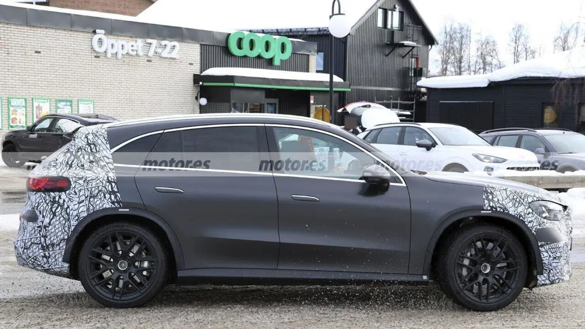 Mercedes-AMG GLC 53 elettrica: il SUV sportivo a batteria si mostra nei test su strada (12)