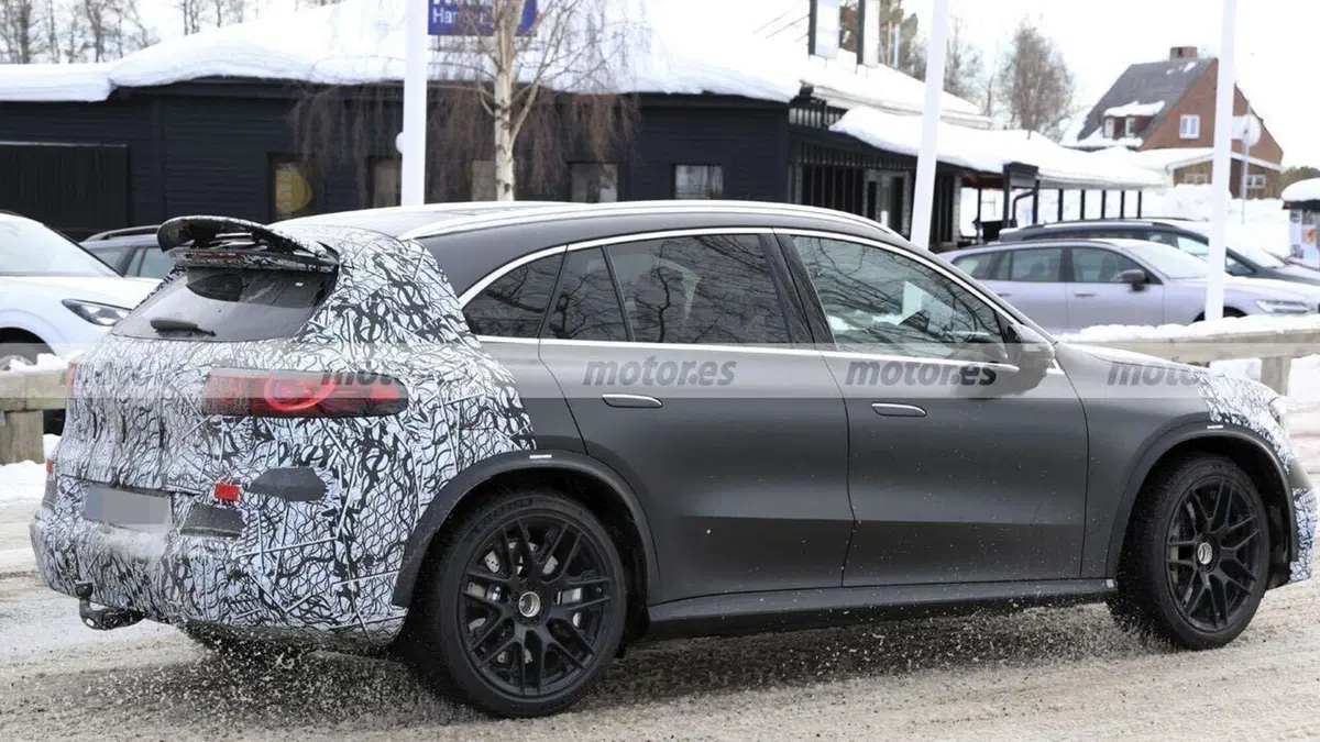 Mercedes-AMG GLC 53 elettrica: il SUV sportivo a batteria si mostra nei test su strada (13)