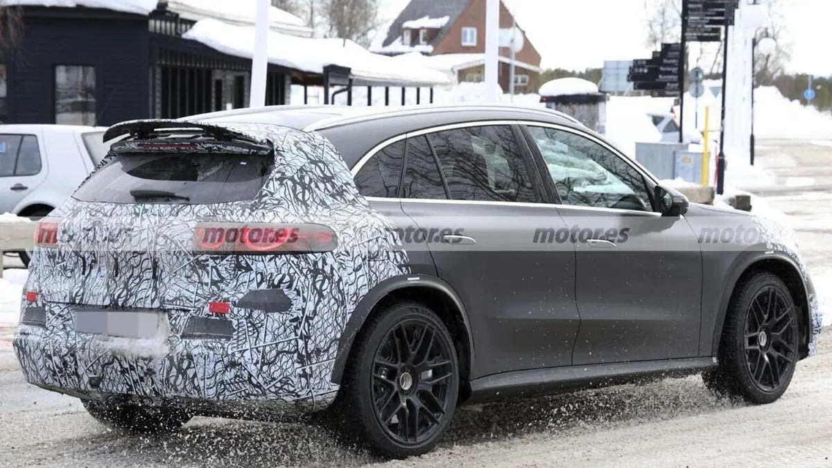 Mercedes-AMG GLC 53 elettrica: il SUV sportivo a batteria si mostra nei test su strada (14)