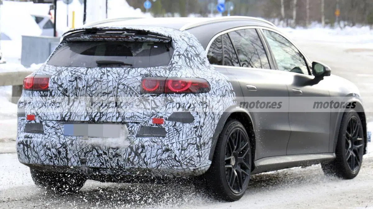 Mercedes-AMG GLC 53 elettrica: il SUV sportivo a batteria si mostra nei test su strada (15)