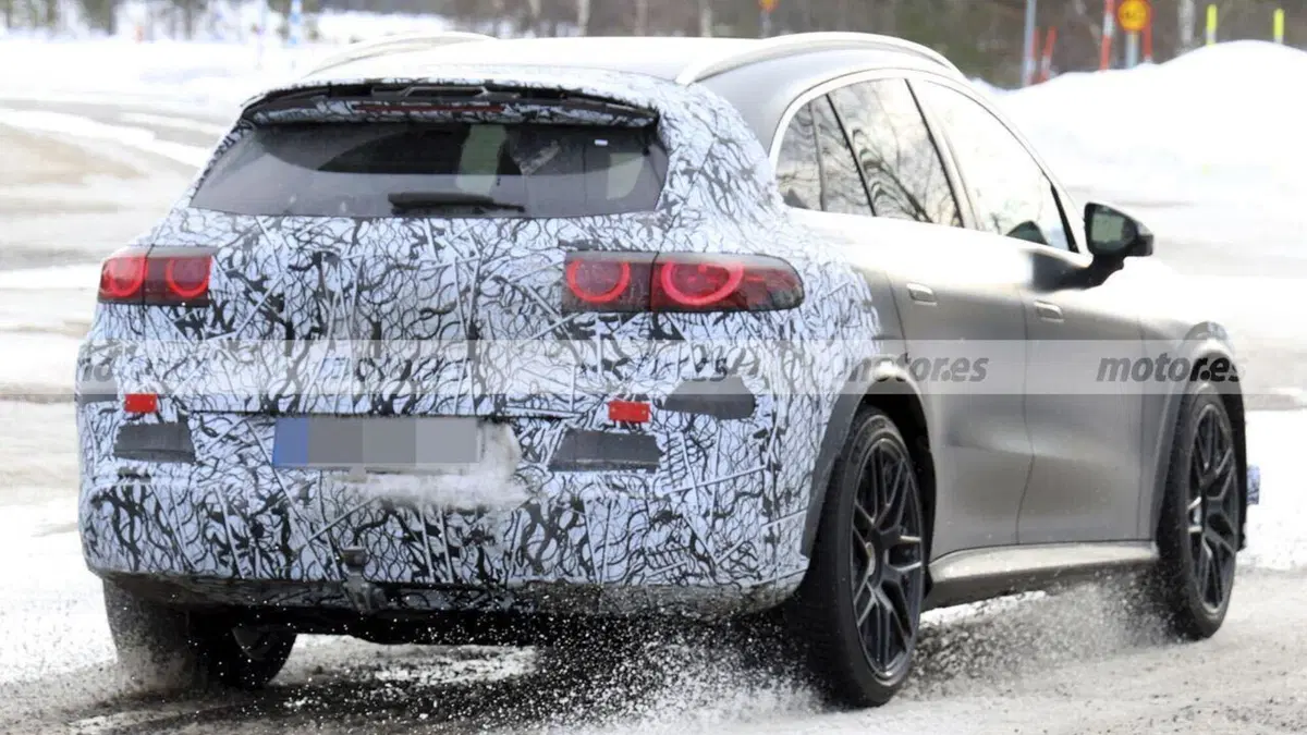 Mercedes-AMG GLC 53 elettrica: il SUV sportivo a batteria si mostra nei test su strada (16)
