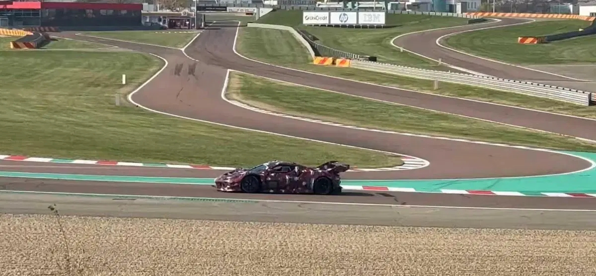 Fiorano, il Cavallino testa in segreto una supercar da pista mai vista: è basata sulla Ferrari 296 GTB (4)