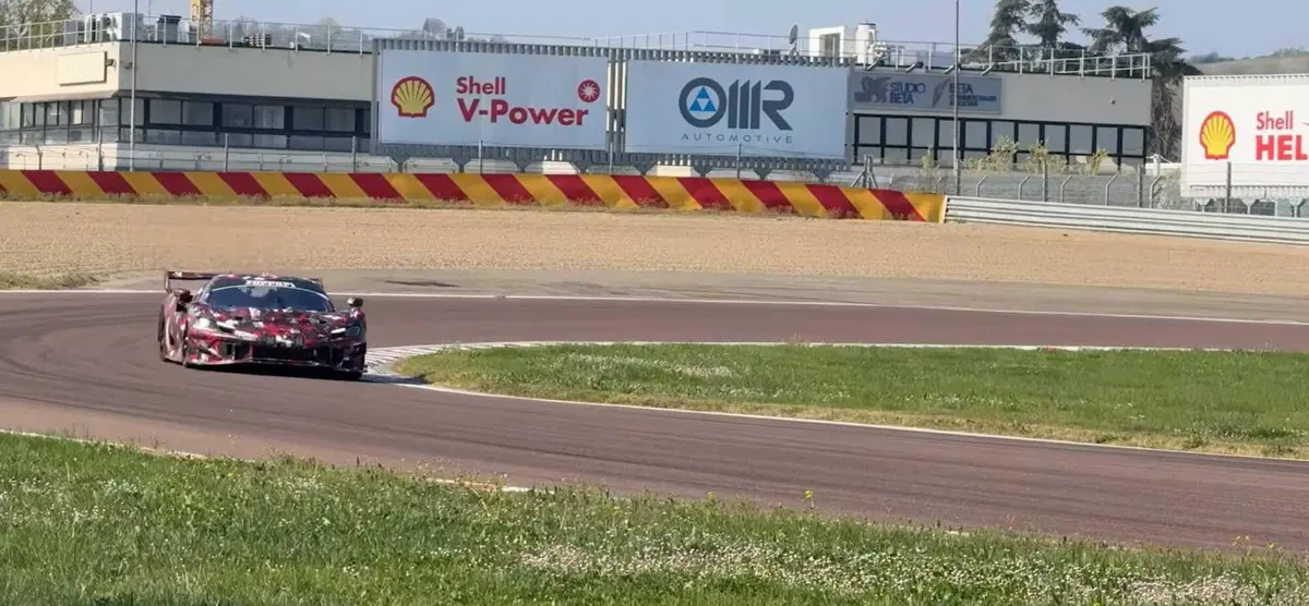 Fiorano, il Cavallino testa in segreto una supercar da pista mai vista: è basata sulla Ferrari 296 GTB (6)