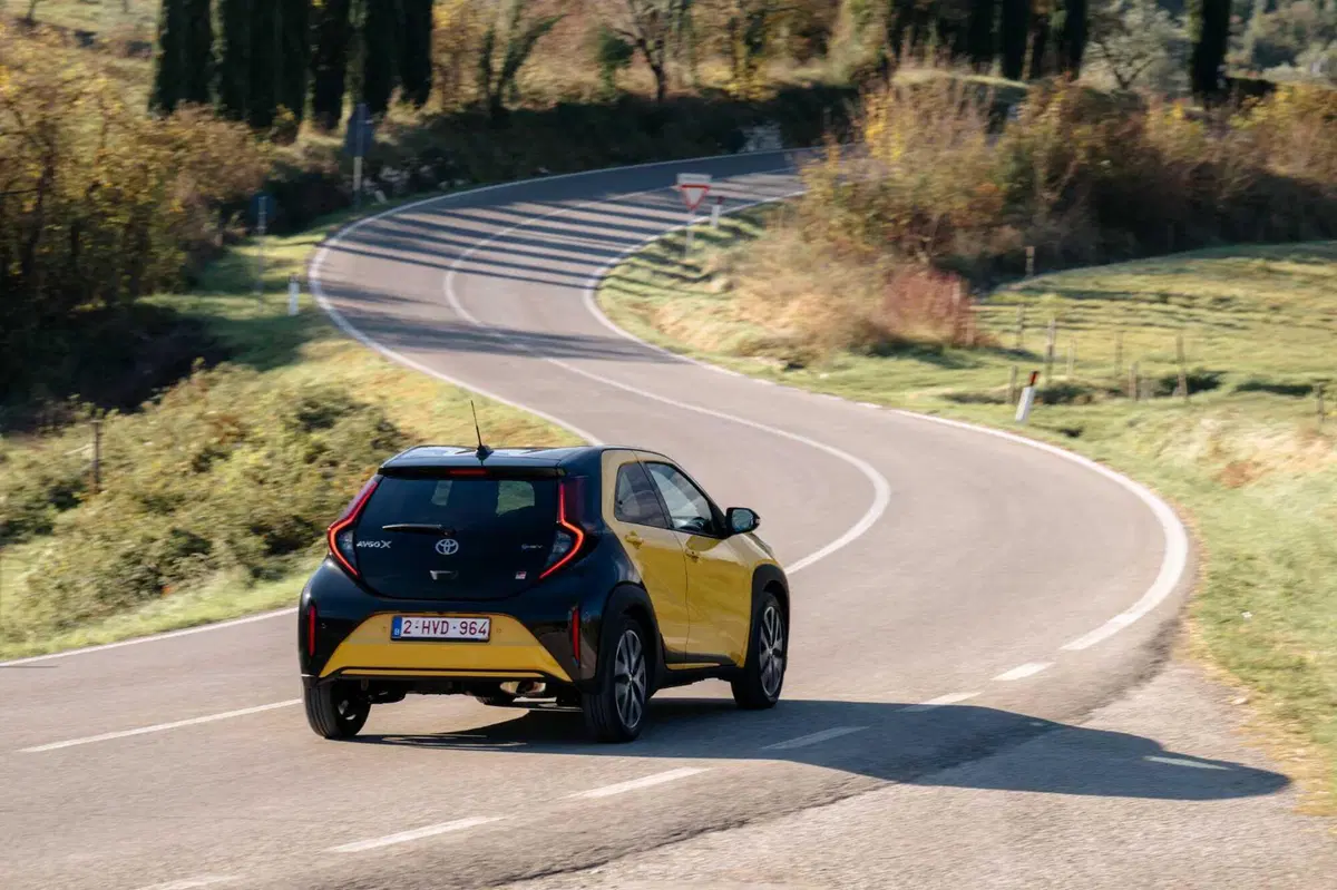 Toyota Aygo X Hybrid GR Sport: 37 km/l, 116 cavalli e un cuore da Yaris. Ecco tutti i pro e contro della prima full hybrid di segmento A (2)