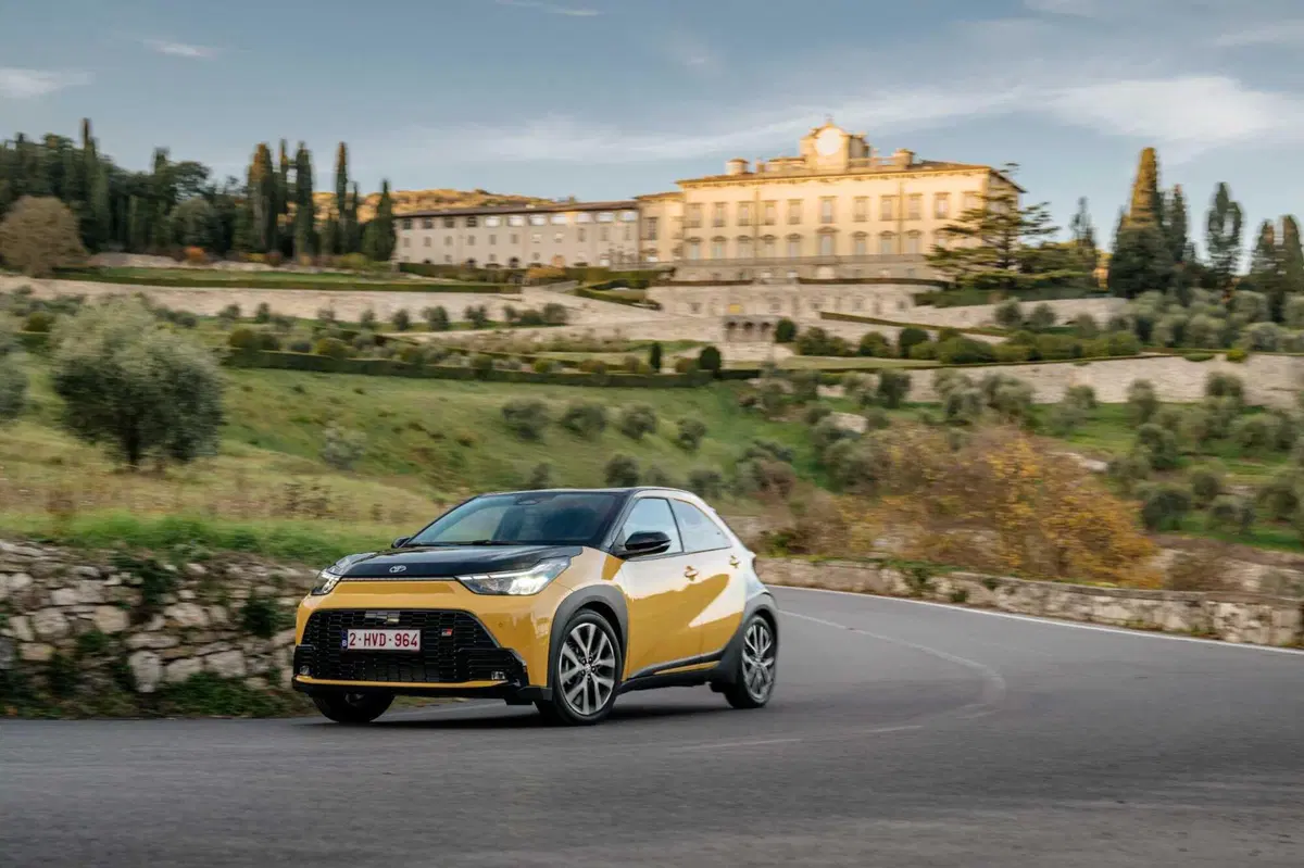 Toyota Aygo X Hybrid GR Sport: 37 km/l, 116 cavalli e un cuore da Yaris. Ecco tutti i pro e contro della prima full hybrid di segmento A (3)