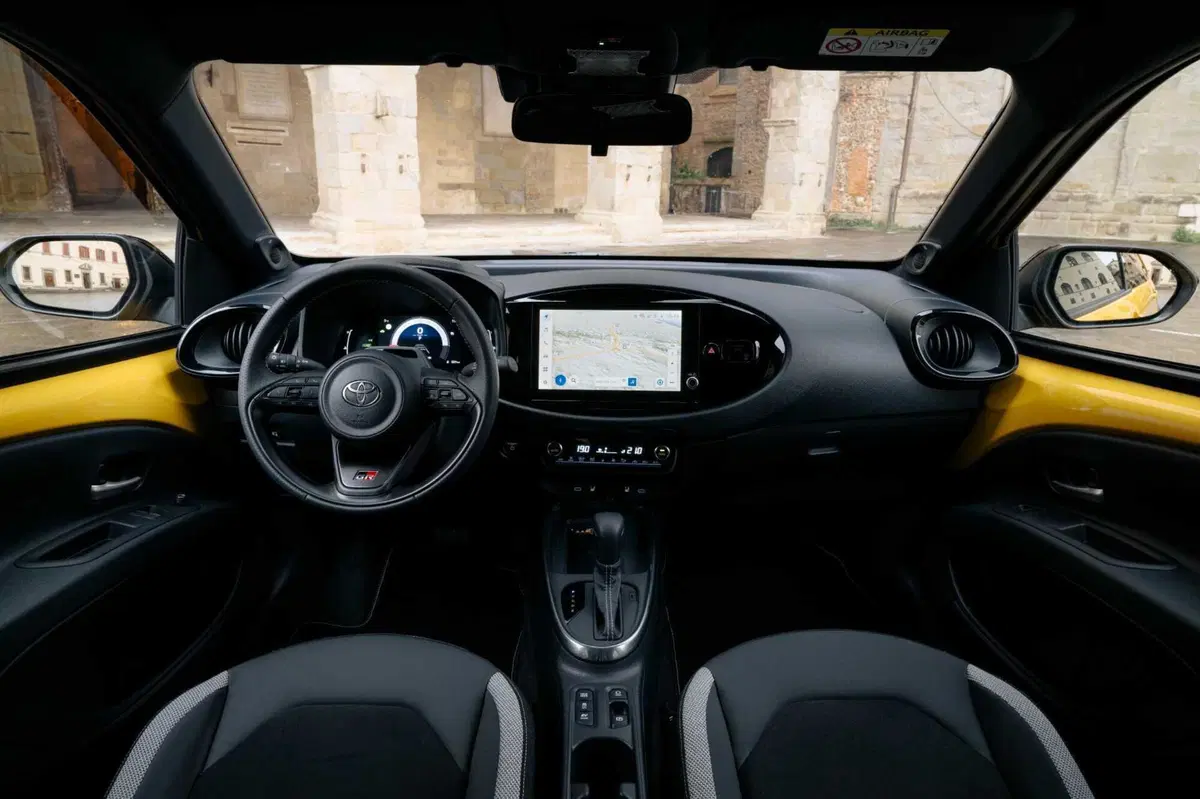 Toyota Aygo X Hybrid GR Sport: 37 km/l, 116 cavalli e un cuore da Yaris. Ecco tutti i pro e contro della prima full hybrid di segmento A (4)