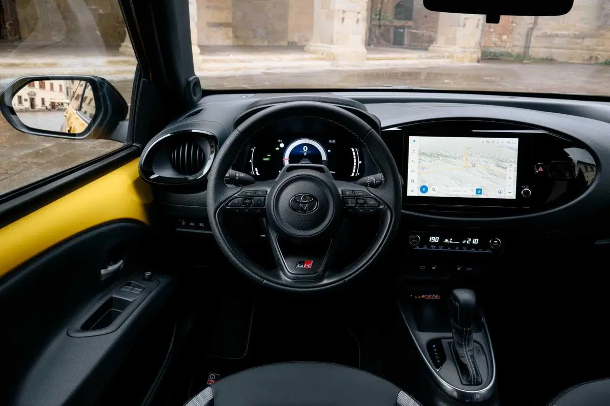 Toyota Aygo X Hybrid GR Sport: 37 km/l, 116 cavalli e un cuore da Yaris. Ecco tutti i pro e contro della prima full hybrid di segmento A (5)