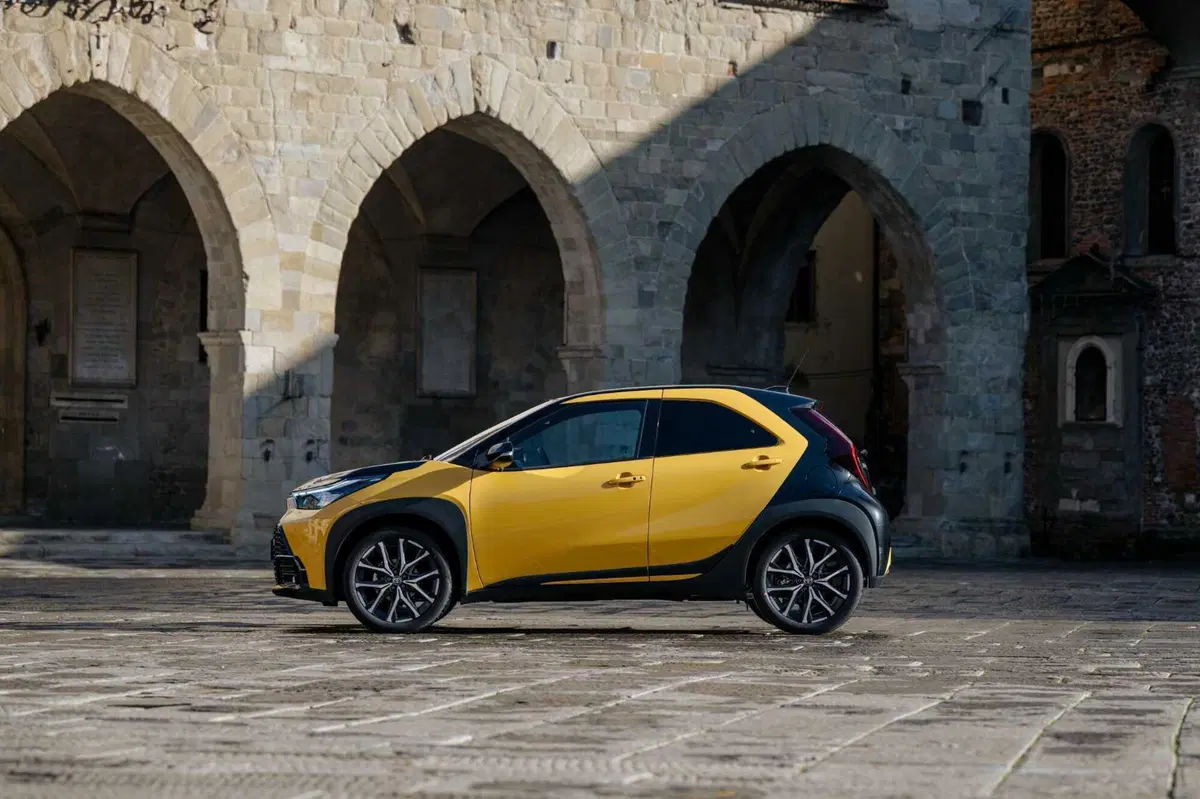 Toyota Aygo X Hybrid GR Sport: 37 km/l, 116 cavalli e un cuore da Yaris. Ecco tutti i pro e contro della prima full hybrid di segmento A (29)