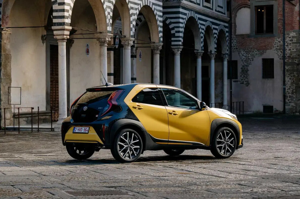 Toyota Aygo X Hybrid GR Sport: 37 km/l, 116 cavalli e un cuore da Yaris. Ecco tutti i pro e contro della prima full hybrid di segmento A (30)