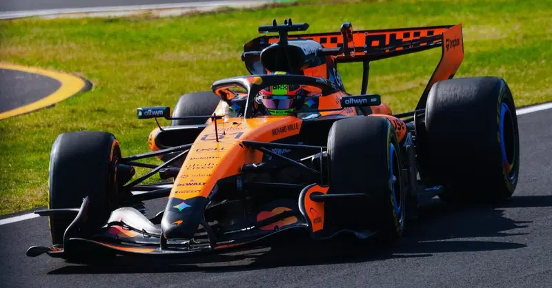 F1, colpo di scena a Suzuka: Piastri sorprende tutti, Mercedes indietro. Ferrari in affanno, Verstappen crolla