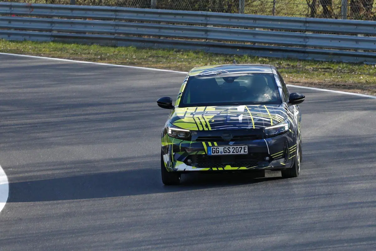 Opel Corsa GSE elettrica: avvistata al Nürburgring la nuova sportiva da oltre 280 CV