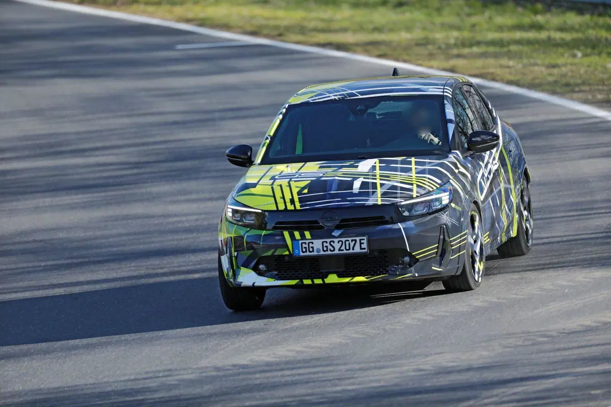 Opel Corsa GSE elettrica: avvistata al Nürburgring la nuova sportiva da oltre 280 CV (2)