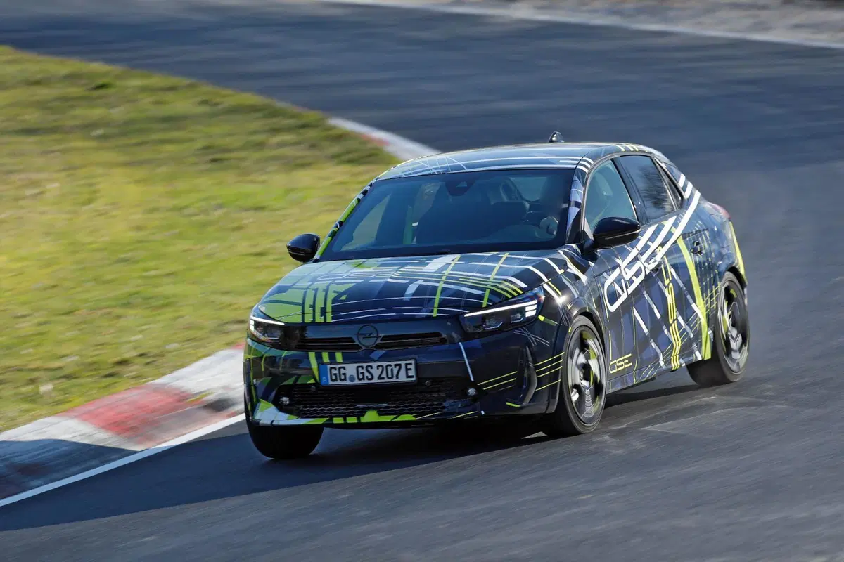 Opel Corsa GSE elettrica: avvistata al Nürburgring la nuova sportiva da oltre 280 CV (3)