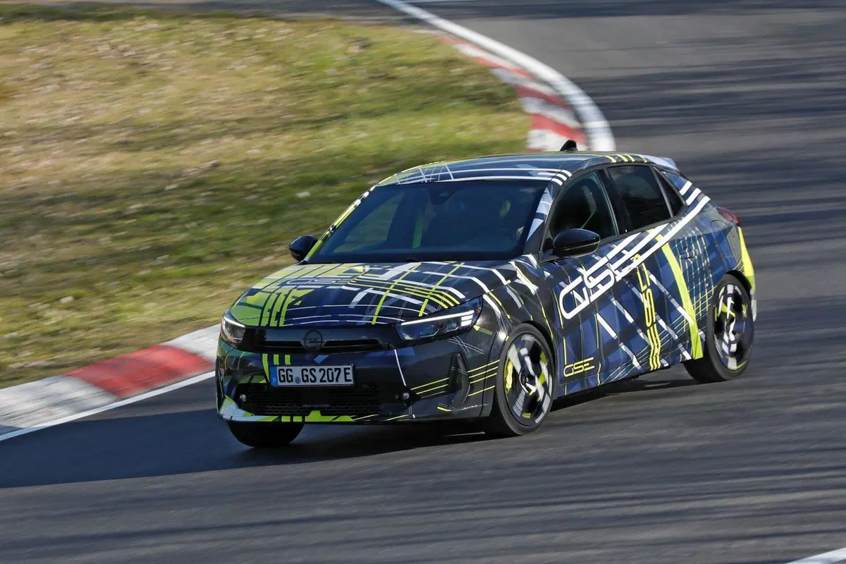 Opel Corsa GSE elettrica: avvistata al Nürburgring la nuova sportiva da oltre 280 CV (4)
