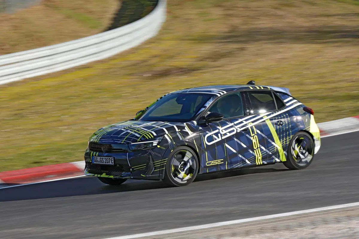 Opel Corsa GSE elettrica: avvistata al Nürburgring la nuova sportiva da oltre 280 CV (5)