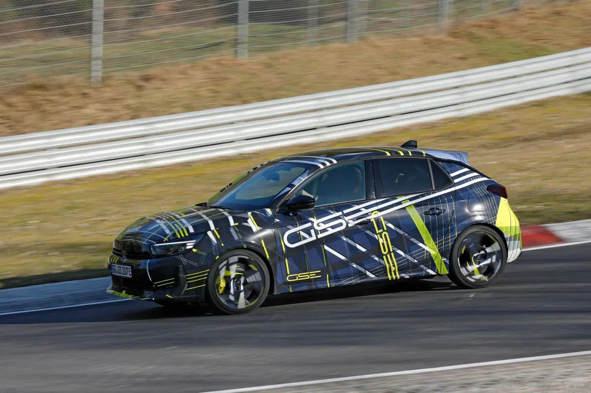 Opel Corsa GSE elettrica: avvistata al Nürburgring la nuova sportiva da oltre 280 CV (6)