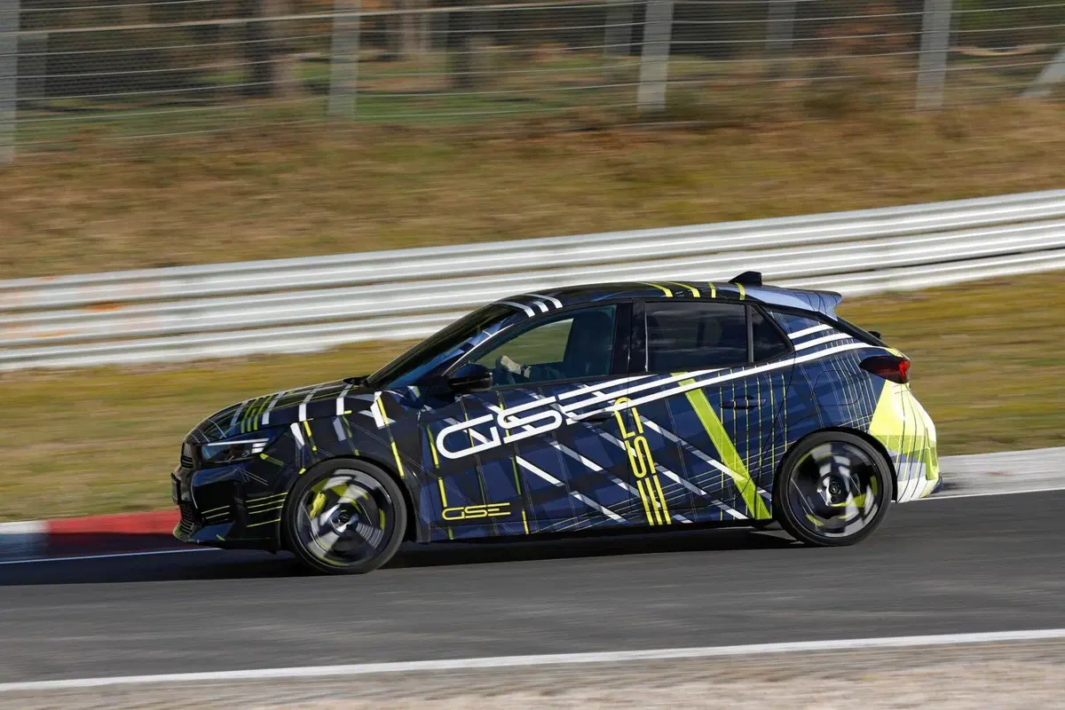 Opel Corsa GSE elettrica: avvistata al Nürburgring la nuova sportiva da oltre 280 CV (7)