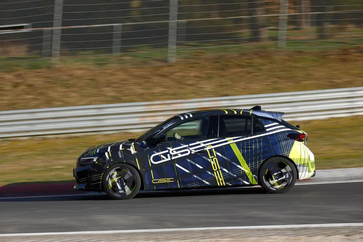 Opel Corsa GSE elettrica: avvistata al Nürburgring la nuova sportiva da oltre 280 CV (8)