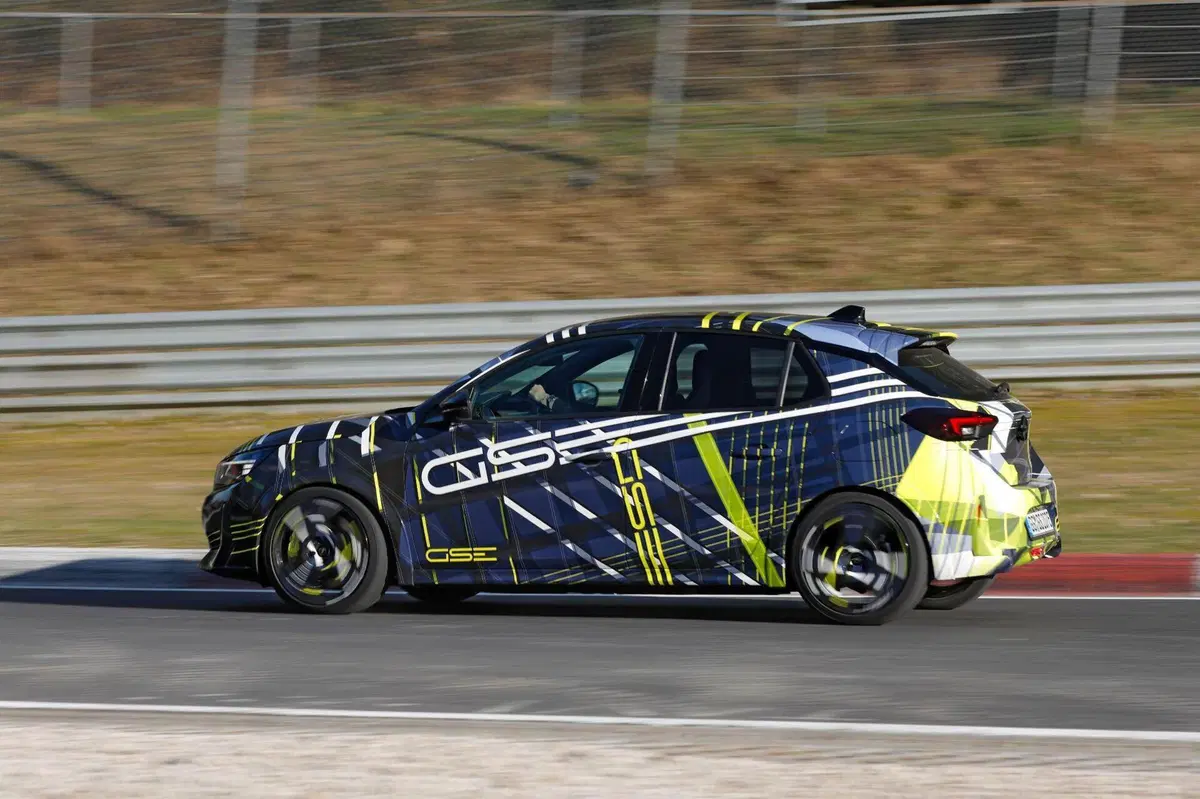 Opel Corsa GSE elettrica: avvistata al Nürburgring la nuova sportiva da oltre 280 CV (9)
