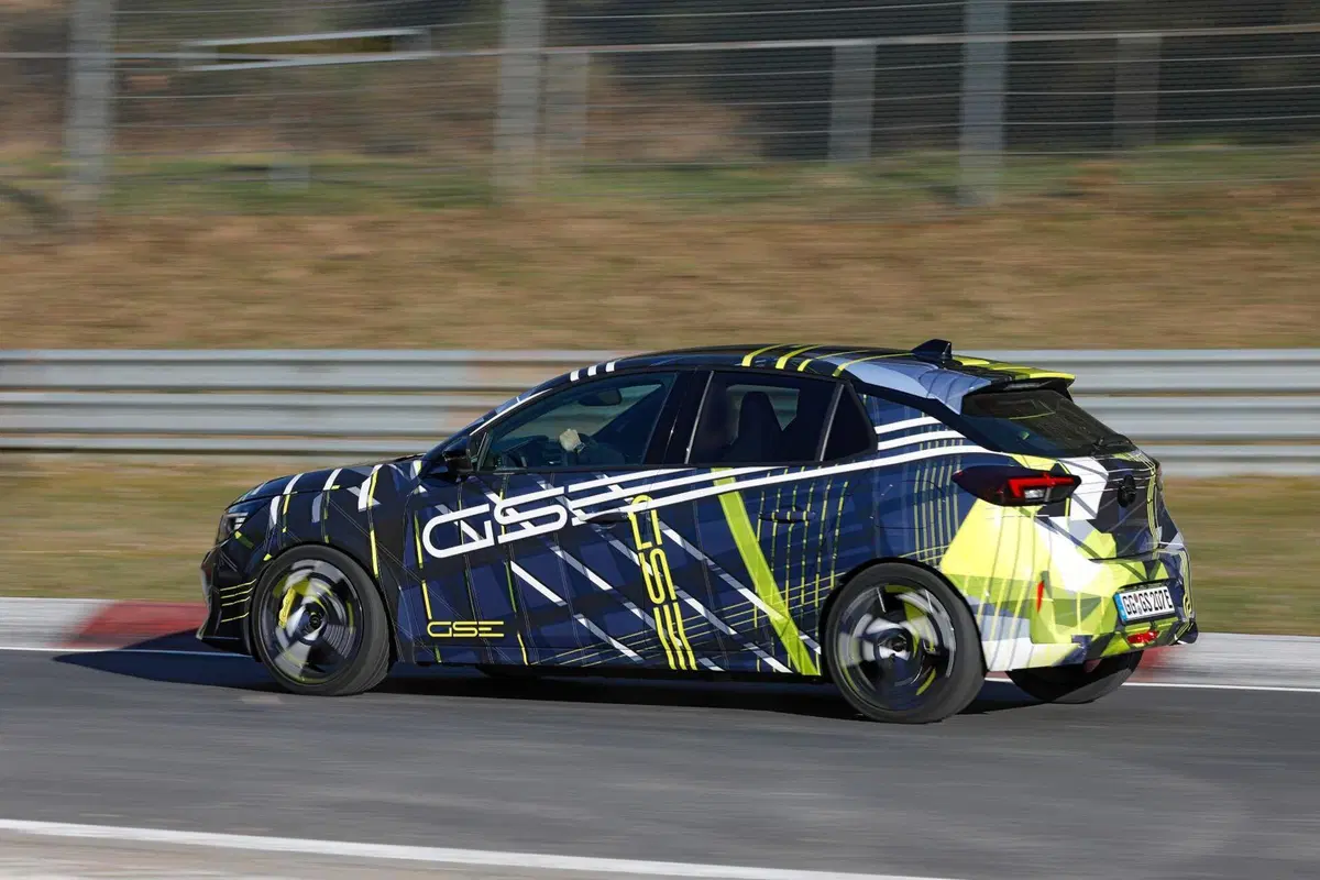Opel Corsa GSE elettrica: avvistata al Nürburgring la nuova sportiva da oltre 280 CV (10)