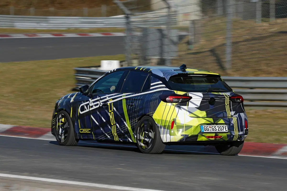 Opel Corsa GSE elettrica: avvistata al Nürburgring la nuova sportiva da oltre 280 CV (11)