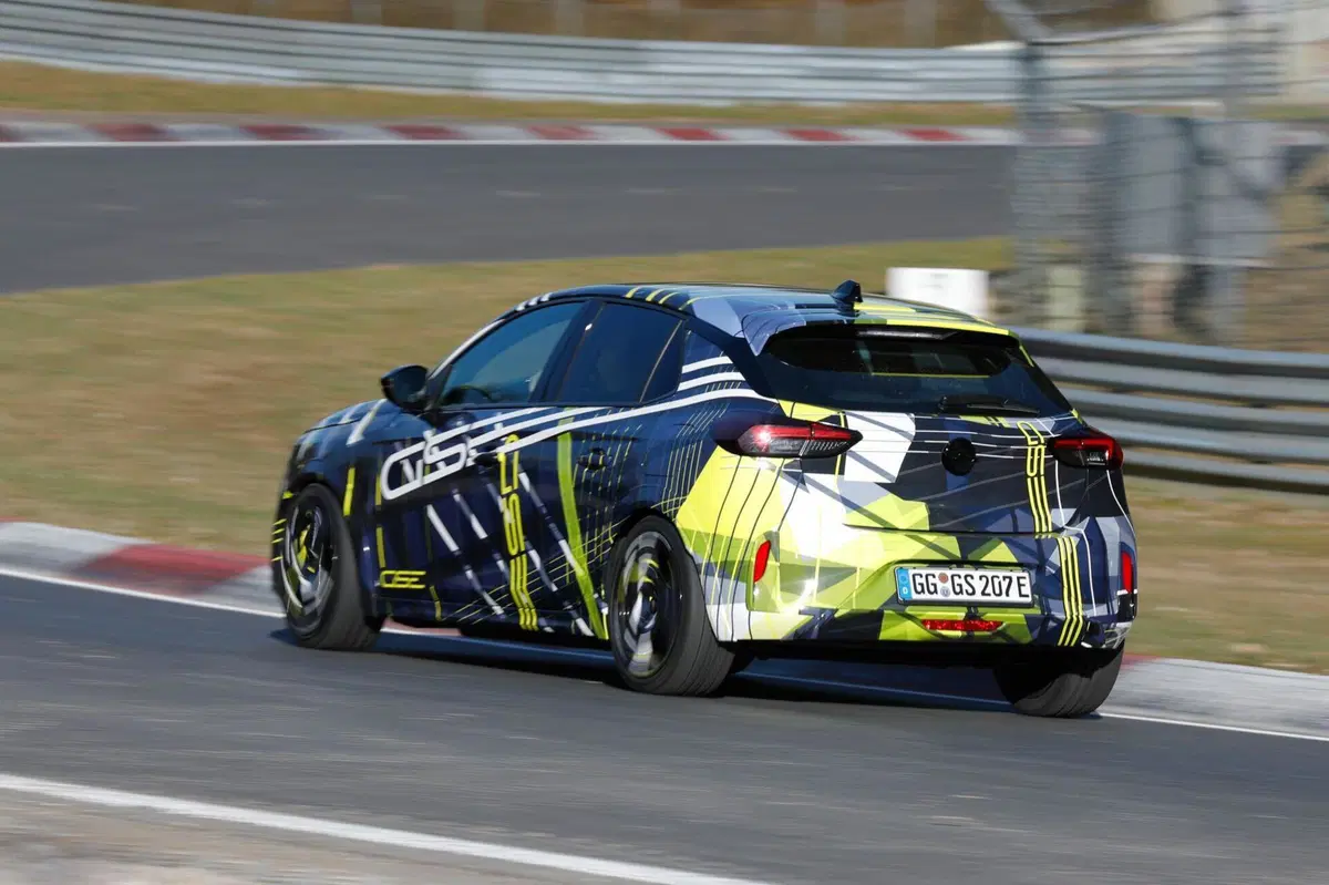 Opel Corsa GSE elettrica: avvistata al Nürburgring la nuova sportiva da oltre 280 CV (12)