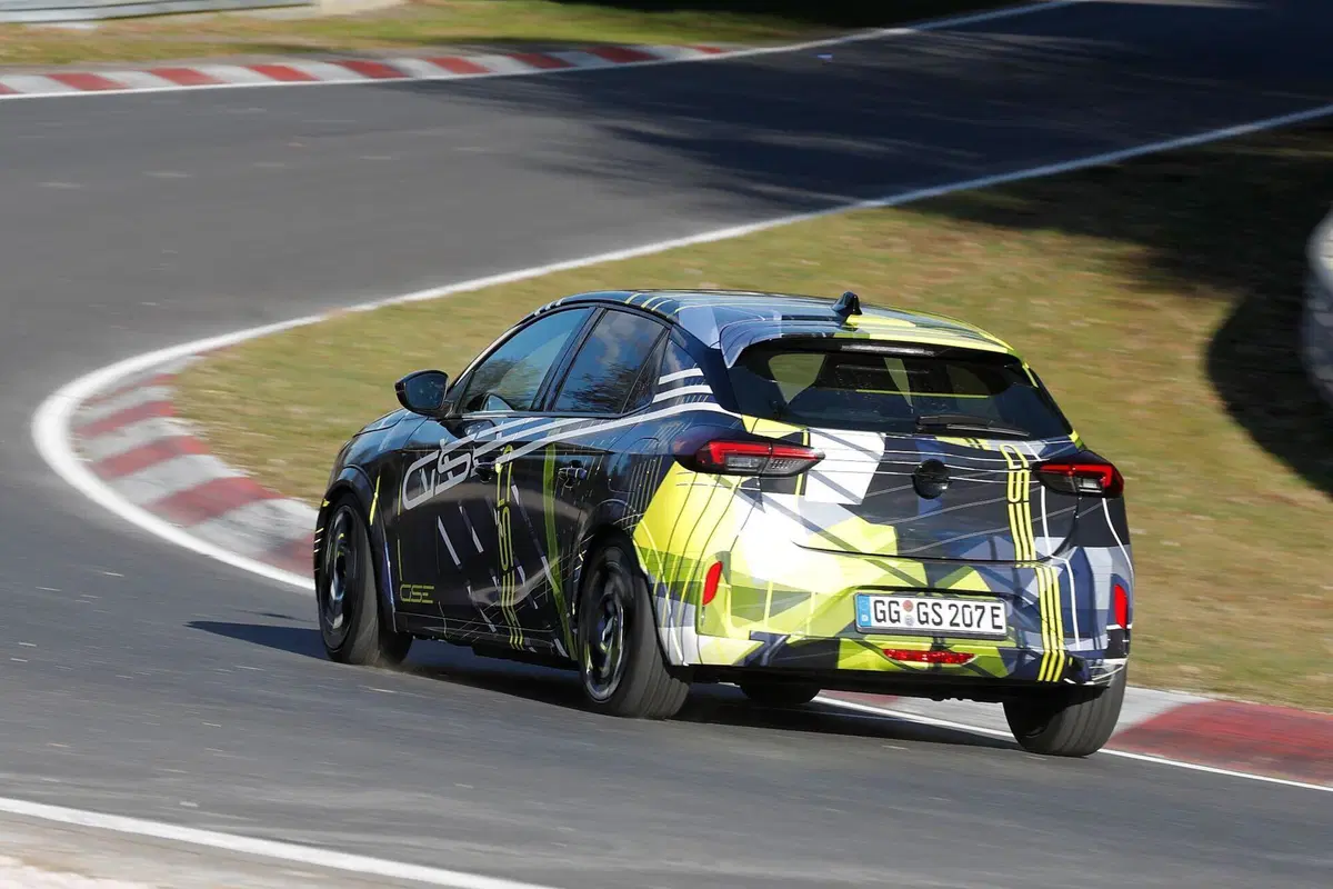 Opel Corsa GSE elettrica: avvistata al Nürburgring la nuova sportiva da oltre 280 CV (13)