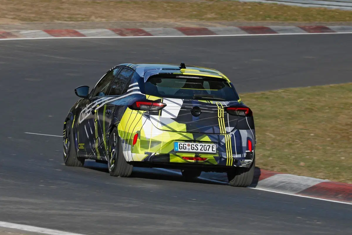 Opel Corsa GSE elettrica: avvistata al Nürburgring la nuova sportiva da oltre 280 CV (14)
