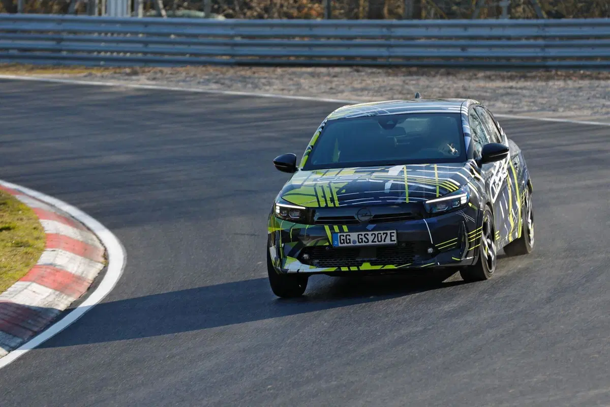 Opel Corsa GSE elettrica: avvistata al Nürburgring la nuova sportiva da oltre 280 CV (15)
