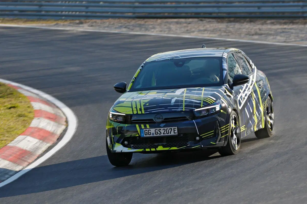 Opel Corsa GSE elettrica: avvistata al Nürburgring la nuova sportiva da oltre 280 CV (16)
