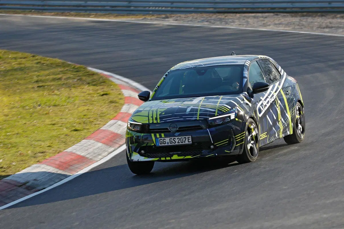 Opel Corsa GSE elettrica: avvistata al Nürburgring la nuova sportiva da oltre 280 CV (17)